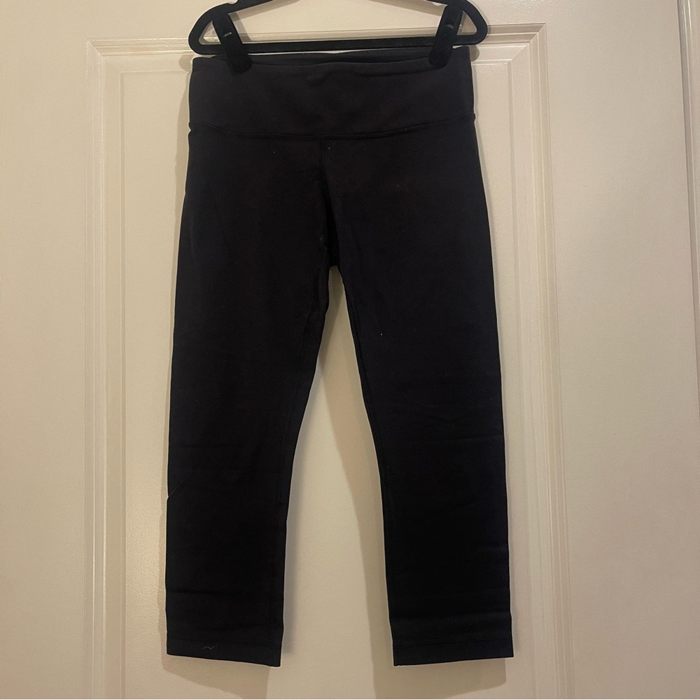 SIZE 6 | Lululemon 3/4 Workout Leggings in Black